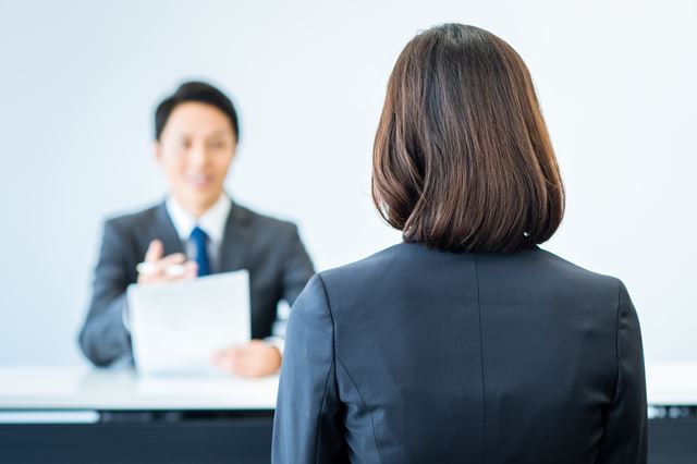 専門学校中退後の就職活動で面接を受ける