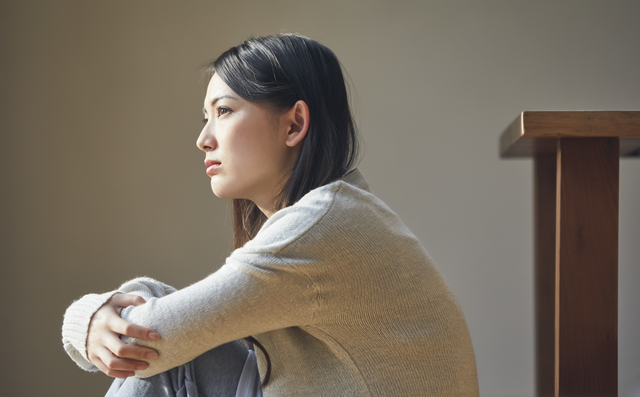 転職先が決まらず悩む女性